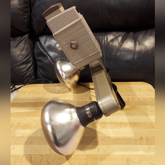 1950S BELL & HOWELL 8MM CAMERA & HAND-HELD LIGHT BAR FOR INDOOR PROJECTOR MOVIES - Picture 8 of 14